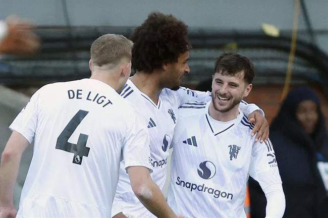 Joshua Zirkzee gửi thông điệp đến Mason Mount